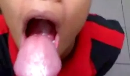 Die 20-jährige Blondine lutschte an einem Teddybär, weil sie keinen Sex freie sexfilme in hd hatte