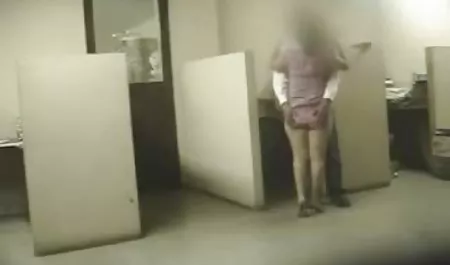 Der Fremde zeigte Brüste in einem kostenlose freie pornofilme Cafe, wonach wir auf die Toilette gingen